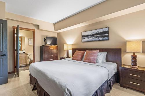 Spacious King Bed with Pool & Hot Tubs, Canmore, Alberta