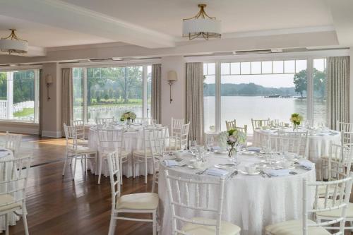 The Oaks Waterfront Hotel