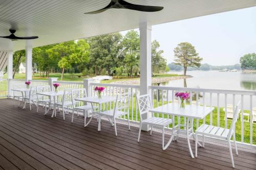 The Oaks Waterfront Hotel