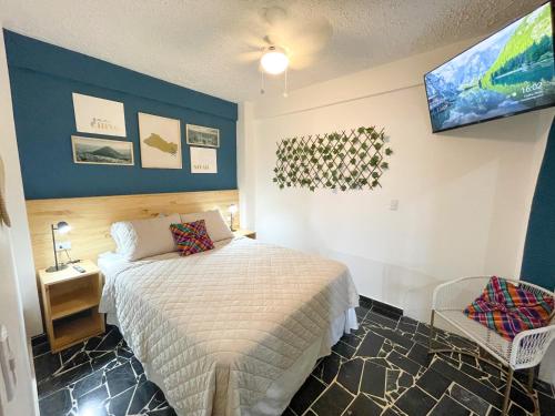 Blue Oasis: 3 Beds & Private Bathroom