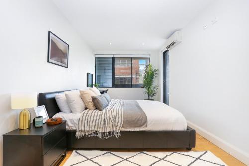 Urban Retreat in Surry Hills l 2 Bedroom Property with Parking - image 2