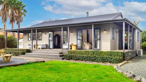 Matakana Village Central - Modern Holiday Home