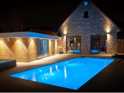 Beautiful villa with swimming pool, sauna, hamman, jacuzzis in a nature reserve gîte à louer Erembodegem