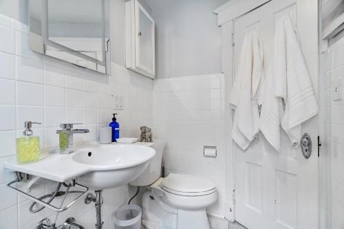 Modern Oakley Retreat - King Bed - Free Parking - Centrally Located in Cincinnati, USA