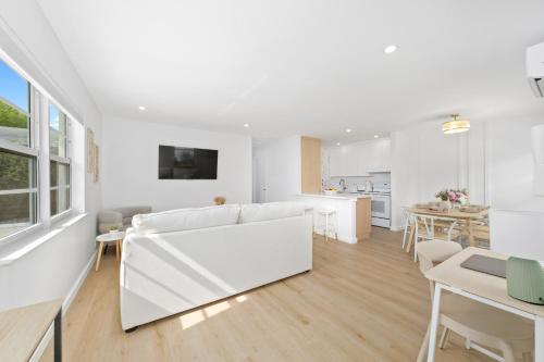 M Lake Worth Beach - Modern Villas Near West Palm Beach, Chic Retro Vibes, King Bed, Cozy Backyard, BBQ, Workspace, High-Speed Internet, Free Parking, 5 Minutes to Downtown & Beach in Lake Worth, USA