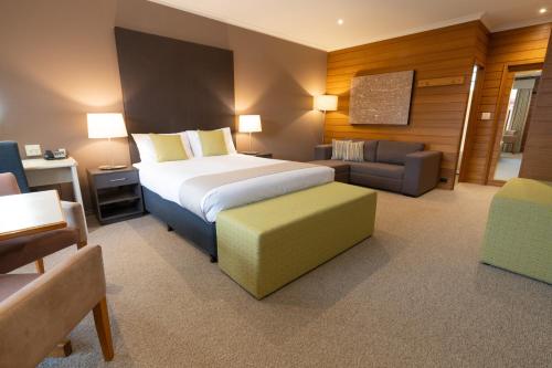 Sovereign Park Motor Inn Room Type - Executive Double Room with Spa Bath