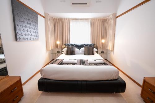 Sovereign Park Motor Inn Room Type - Three-Bedroom House - York House