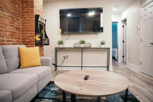 Sleek and Cozy Micro Fells Point Residence! in Baltimore, USA