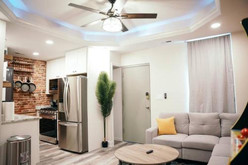 Sleek and Cozy Micro Fells Point Residence! in Baltimore, USA