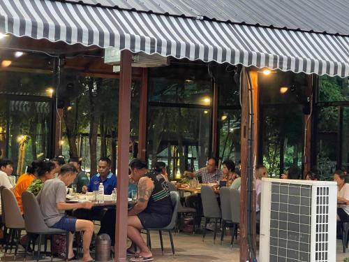 Restaurant, พบรักรีสอร์ท Pobruk resort in Sri Chiang Mai