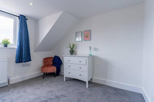 Charming 3 BR in Folkestone!