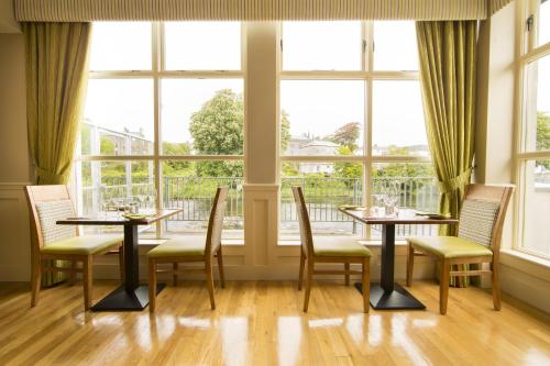 Riverside Hotel - image 11