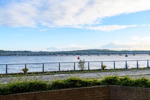 Dundee City Waterfront, 2 Bedroom 2 Bathroom Apartment - short walk to V and A, Bus & Train Stations