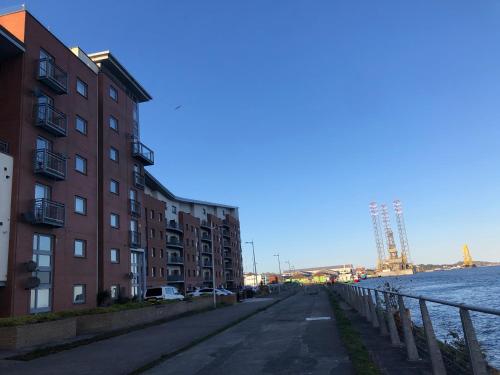 Dundee City Waterfront, 2 Bedroom 2 Bathroom Apartment - short walk to V and A, Bus & Train Stations