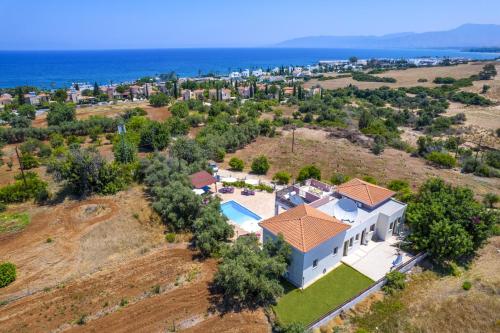 Villa Irini Cyprus by Villa Plus – khách sạn tại Neokhorio
