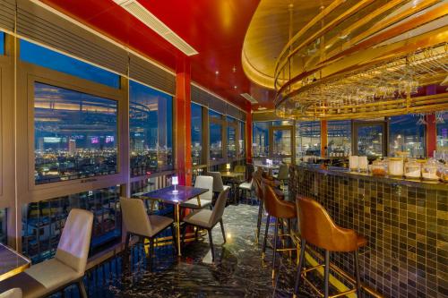 483883862 Golden Lotus Grand Da Nang - Panoramic Rooftop Bar & Daily Afternoon Tea