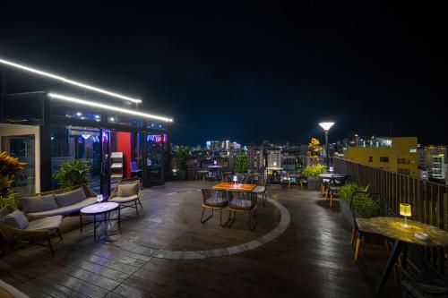 483883875 Golden Lotus Grand Da Nang - Panoramic Rooftop Bar & Daily Afternoon Tea