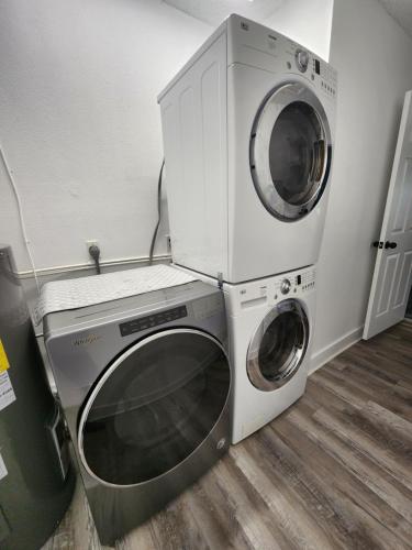 Groovy Funhouse Getaway - 4 bdrm near Legoland Groovy Funhouse Getaway - 4 bdrm near Legoland