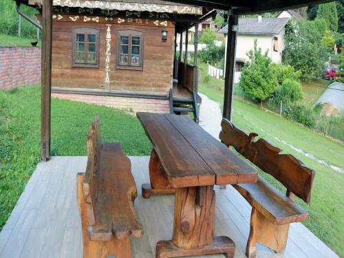 Balkons/terase, Tradicionalna zagorska drvena kuća Stara murva (Tradicionalna zagorska drvena kuca Stara murva) in Tuheļske Topļice