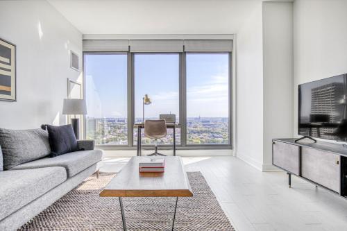 W Loop Studio w Gym Pool Coworking nr UIC CHI-438 near 311 South Wacker Drive Chicago