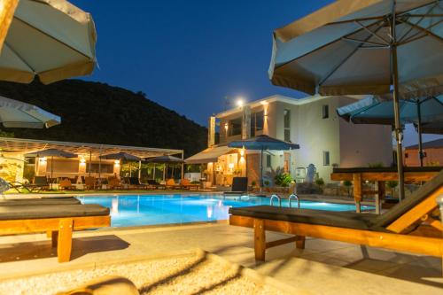 Swimming pool, Charisma Luxury Suite & Rooms in Karavostasi
