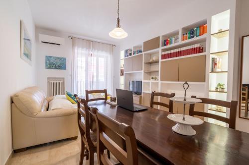 GuestHost - Università & Stazione Airy Apartment with parking, Bari