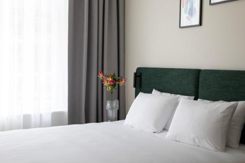 1 queen bed, 1 sofa bed