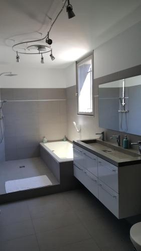 Bathroom, VILLA MONTPELLIER in Prunet