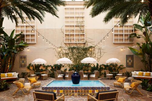 Pasadena Hotel & Pool