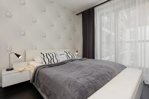 Warsaw City Center Apartment Grzybowska 85 with Parking by Noclegi Renters, Varsavia
