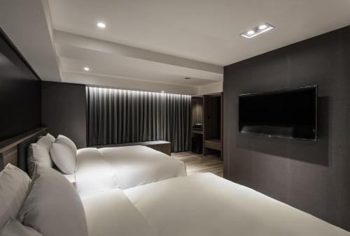 483906613 Autumn Willow Hotel
