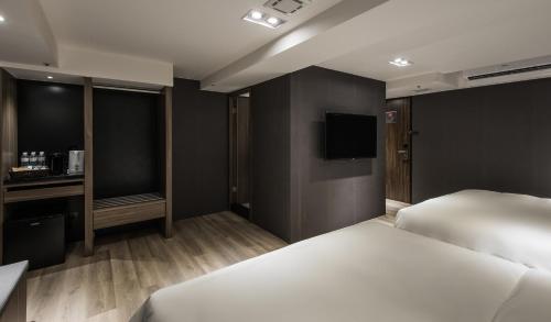 483906655 Autumn Willow Hotel