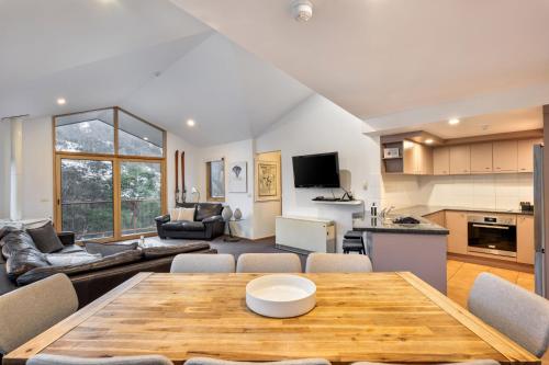 Lhotsky 3 Bedroom and loft with fireplace mountain views and 2 car spaces - Apartment - Thredbo