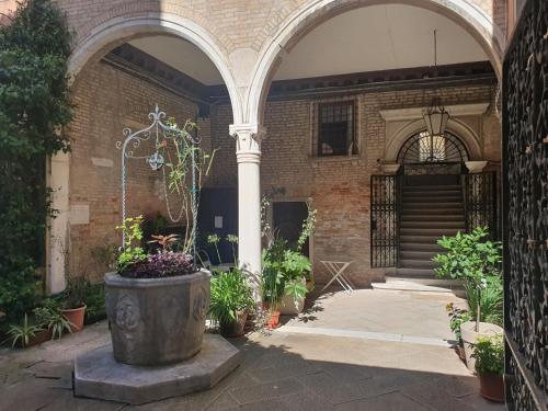 Al Mezzanino, Palazzo Torniello