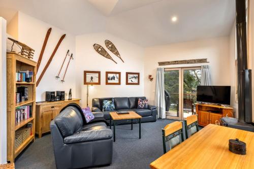 Lhotsky 2 Bedroom with fireplace and sweeping mountain view - Apartment - Thredbo