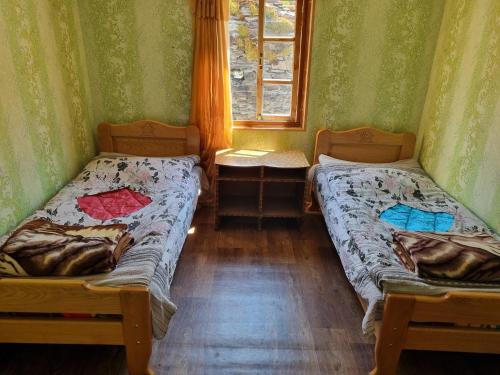 2 twin beds