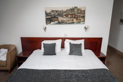1 double bed, 1 twin bed