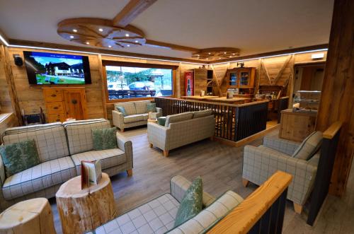 Shared lounge/TV area, Hotel Cime D'Oro in Madonna di Campiglio