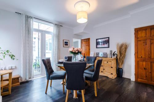 Stunning 2-Bed Home in Chester by 53 Degrees Property - Amazing location - Ideal for Couples & Groups - Sleeps 6