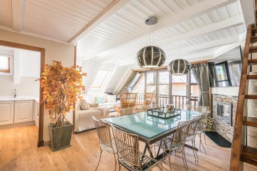 Apartment with Mountain View