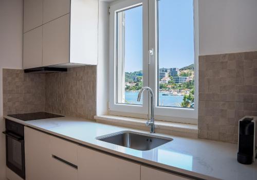Villa Sea La Vie Seafront Location 4 Bedrooms Sea Access - image 2