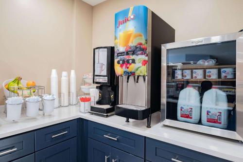 Essen und Erfrischungen, Super 8 by Wyndham Joliet in Joliet (IL)