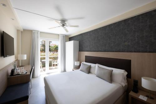 1 double bed, 1 twin bed