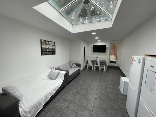 Studio close to Selly Oak train station, Birmingham (fotografie 8)