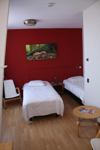 2 twin beds