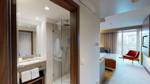 room detail thumbnail 2