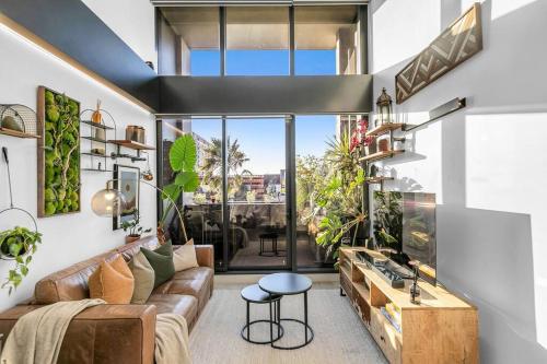 Sol Docklands - Unique 3 Bedroom Loft, Infinity Pool, Gym, Free Parking and Free Trams - Melbourne Airport
