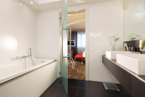 room detail thumbnail 2