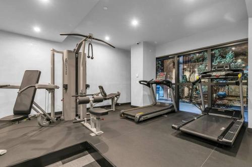 Sol Docklands - Unique 3 Bedroom Loft, Infinity Pool, Gym, Free Parking and Free Trams