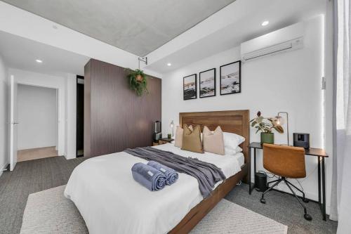 Sol Docklands - Unique 3 Bedroom Loft, Infinity Pool, Gym, Free Parking and Free Trams